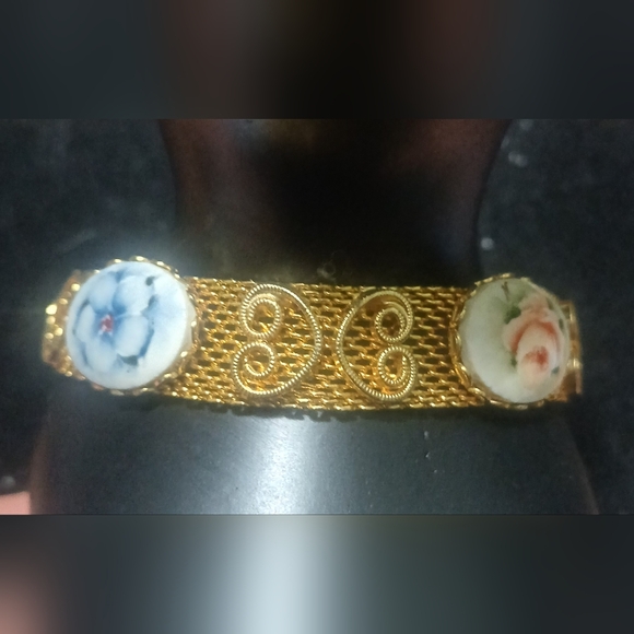 Vintage Floral Mesh Bracelet - Picture 6 of 6